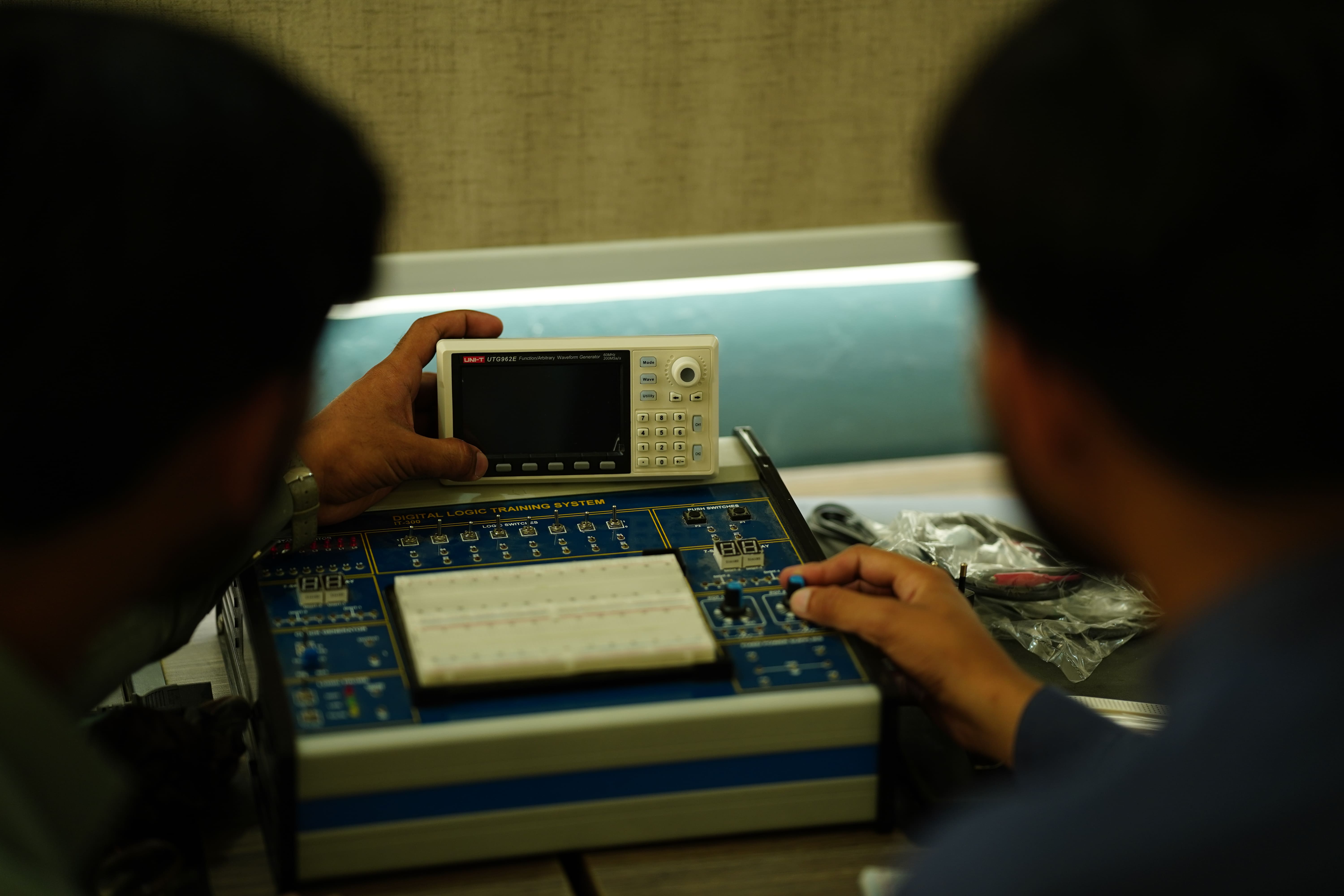 Oscilloscope waveform analysis